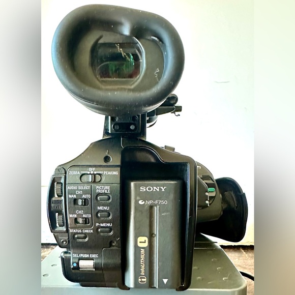 Sony HVR-Z1U 3CCD 1080i HDV Digital HD MiniDVCAM Video Camera Recorder Camcorder - Picture 13 of 17